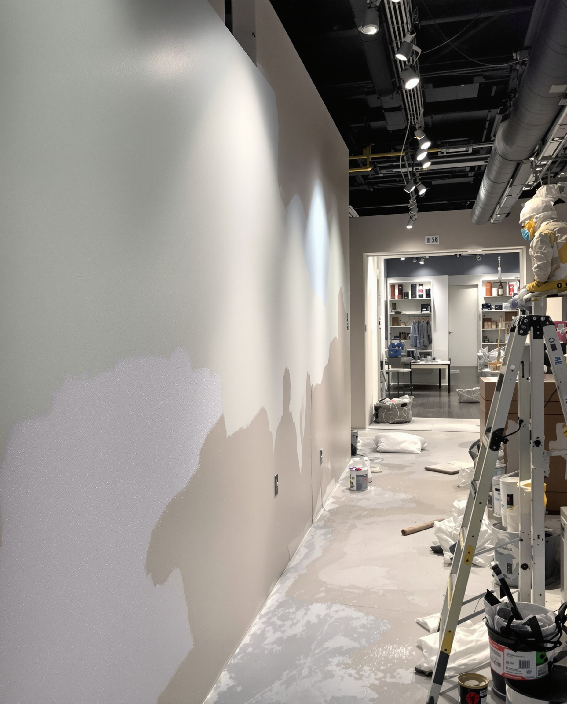 Pintor renovando el interior de un local comercial en Valencia